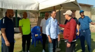 سامي قمصان يحضر مباراة شباب المقاولون ضد سيراميكا لتعزيز الأداء الفني